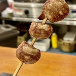 焼鳥 せきね - こんな感じで間を空けて焼き上げる砂肝　シャリシャリシャクシャクです