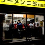 ラーメン二郎 仙台店 - 9月半ばにして三田本店よろしく、業務用（!?）扇風機で路上から店内に強制送風。なんちゅーか、ワイルドです！