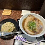 中華麺食堂 亀吉 - 醤油ラーメンで半炒飯セット