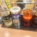 日高屋 - 卓上調味料と呼び出しベル