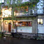 ばぁ～ばず - 反対からお店を見た景色　川沿いなのが分かります。　ピンぼけでごめんなさい