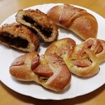 ルパ - ★カレーパン★じゅわっと塩パン★ウマ辛チョリソーパン(1番美味しかったです♡ビールにも(*´□`*)ｱｳｰ)