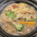 楊銘宇 黄燜鶏米飯 - 酸菜豚スペアリブアップ、ぐつぐつ