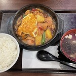 楊銘宇 黄燜鶏米飯 - 土鍋鶏煮込み定食