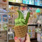 茶の池田や - 濃厚抹茶ソフトクリーム 抹茶ワッフル棒付き¥380