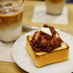 OGAWA COFFEE - あんバターとバニラジェラートのもちこトースト (￥600)、カフェラテ ICE (￥650)