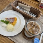 Tonbo cafe - アイスカフェラテ+チーズケーキセット