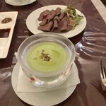 Bistro Ivrogne - お通しのグリーンピースの冷製スープとローストビーフ