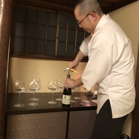 京味 もと井 - 本井大将がワインを抜栓中です☆