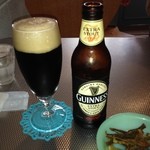 ビサージュ - 外国のビール各種あり。右手前は突き出し？のオクラ揚げ（日替わりらしい）。