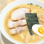 鶏白湯麺 田ぶし - 鶏白湯チャーシュー麺。