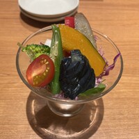 芦屋焼肉 結 - お通しのサラダ