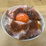 麺処 有彩 - 燻レアチャー丼＋卵黄300円