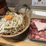 ジンギスカン楽太郎 - ジンギスカン最初のセット（肉＋野菜）　880円