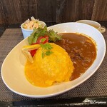 Russhu - 特製牛すじ煮込みカレーのオムカレー