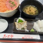 まぐろ亭 - サーモンネギトロ丼（別注でつぶ貝とエンガワ）