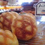 バッケンハイム ボルガ - メロンパンはさくさくふんわり。大きくてボリュームも満点です。