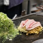 たぴおか食堂 - 今日の主役は「豚玉モダン」です、コントラストが◎