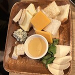 SHIODOKI Oyster&Ｗine - 厳選チーズ５種盛合わせ