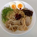 ザ・ビッグ - 料理写真:『博多 一風堂』監修”赤丸とんこつ まぜそば”：麺と具材全ては別途調達