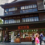 甘木屋 - 外観。大宰府天満宮の鳥居前、明治時代に建てられたという3階建ての木造の店舗の店頭で梅ヶ枝餅が購入できます