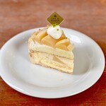 CAFÉ de ROMAN - 季節のタルト(桃)＠桃コンポートと桃ムース、ジェノワーズ。ブリゼを底に敷いたケーキ風タルト