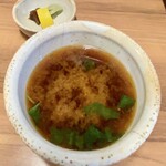 津久志亭 - 香の物は野沢菜漬けにたくあん、奈良漬けが珍しいです。
お味噌汁はなめこに三つ葉の赤味噌仕立て、赤味噌はお肉料理に合います♪