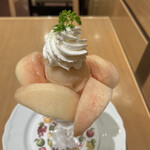京橋千疋屋 - 桃のパフェ３３００円。今年の千疋屋の桃は例年にも増して質高く、熟し方も完璧です。その桃をゴロゴロ使ったパフェは、至福の味わいです（╹◡╹）（╹◡╹）