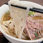 ハノイのホイさん - 牛肉のフォー 麺アップ