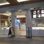PIERRE MARCOLINI - ＪＲ新宿駅新南改札からチョロのペンギン広場前のネオマン