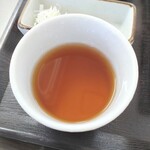 Soba Dokoro Hanafusa - 色はかなり薄め
                      きっちり冷えていながら、鰹出汁が立っています