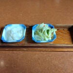 Tonkatsu Taketei - 二種類の漬物付き