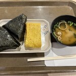 Omusubi Takezaki Tamagoyaki - Aセットと味噌汁です。（2023年８月）