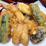 Sarashina Bun Ten - 天ぷらは、海老2尾、キス、南瓜、茄子、椎茸、ピーマン2個