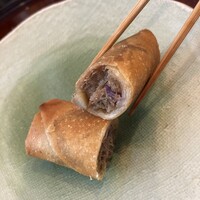 あそび割烹 さん葉か - 猪と巨峰の春巻・・この組み合わせは唸った。3本くらい喰いたいw