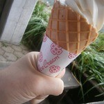 ソフトクリーム（バニラ：300円）のワッフルコーン＆スリーブ