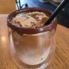 44 - ラテフロート(税込780円)
ICEカフェラテにチョコチップアイスを載せ、グラスの縁をチョコレートでコーティングしてあります
ちょっぴり夏らしい見た目、味わいは普通です