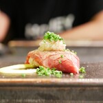 鉄板 せきね - ●肉寿司：備長炭 炙り肉寿司
            ナカニクの部位で飾り包丁で馴染みやすく。また12年熟成させたバルサミコをシャリに合わせて。 ソースは茗荷とオリーブオイル。