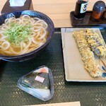 Hanamaru Udon - 2023年8月　かけ大、ちくわ天、茄子天、おにぎり