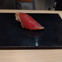 立喰 鮨となり - 藁焼きにしたカツオの握り
