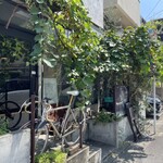 Plus Veganique JIYUGAOKA - お店の外観、植物の葉に覆われています