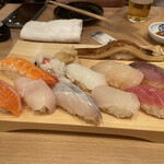 鮮魚 天ぷら すしつま - 寿司12巻盛り(ウニを取った後の写真)