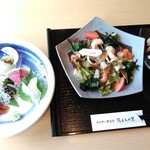 Shokujidokoro Yumomian - 刺し身、海鮮サラダ、イカ焼き