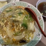 Shiseien - カツ丼(小)650円。ご飯の上に揚げたカツと中華餡を絡めている。胡椒がタップリ入っていてやや強めの辛味を感じるが、カツの旨味と中華餡のハーモニーが絶妙である。非常にボリューミー。スープは辛い。