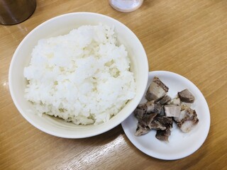 Shin Uchi - ライス(大・中・小) 100円 チャーシュー付き