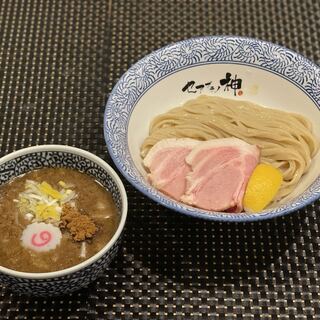 麺の量もお好みで！魚介が香り高い「豚骨魚介つけ麺」