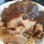 ひやけ - しょうが焼きカレー大盛のアップ♪
      やっぱり美味しい(⌒‐⌒)