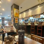 豚骨ソバ かなえ - 店内テーブル席としっかりとした椅子のカウンター席。テーブル席は軽い宴席としても利用できるゆったり感