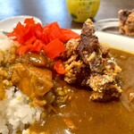 豚骨ソバ かなえ - 最後の一つは予定通りカレーにドボンです。