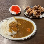 豚骨ソバ かなえ - カレー中はライス250g。赤色と言うよりはピンクがかった福神漬け付き。唐揚げは3個と5個が選べます